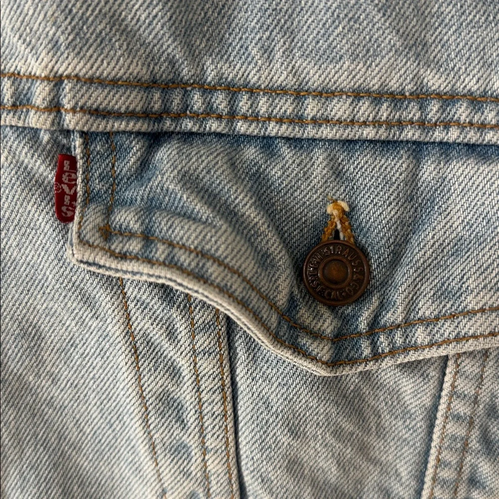 VINTAGE Men’s Levi's Light Blue Denim Truck Jacket - Picture 2 of 8